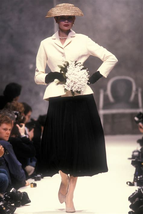 ligne verticale dior 1950|dior's bar jacket history.